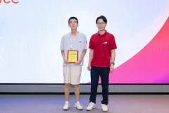 Kangning Cui presenting an award to a prize recipient at HKJCPC 2026